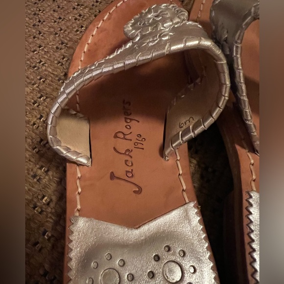 Jack Rodgers silver sandals size 6! Very good condition - Picture 2 of 4